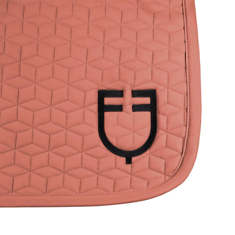 Dressage saddle pad with cube quilting