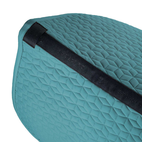 Dressage saddle pad with cube quilting